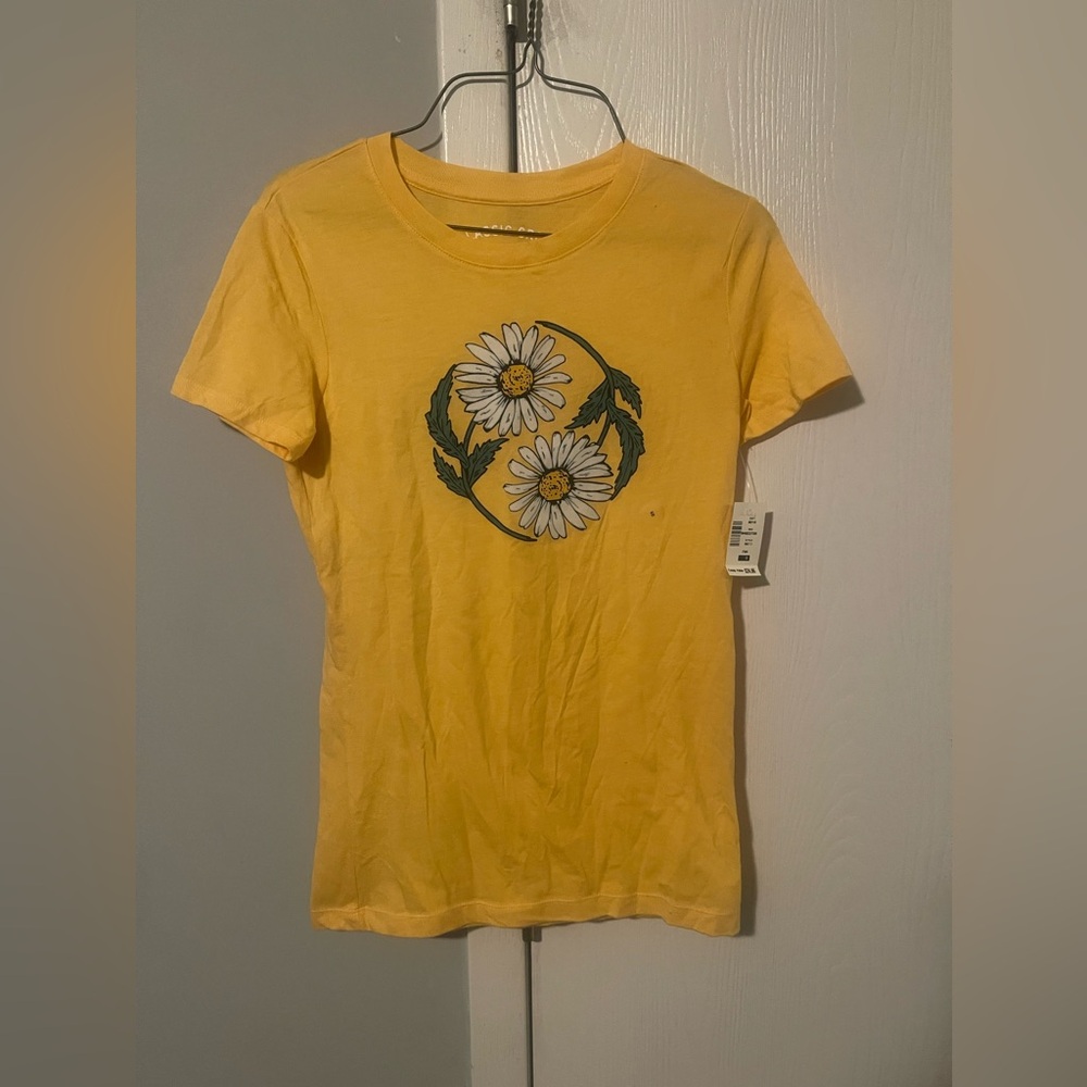 NWT Aeropostale size small short sleeve daisy shirt 🌼